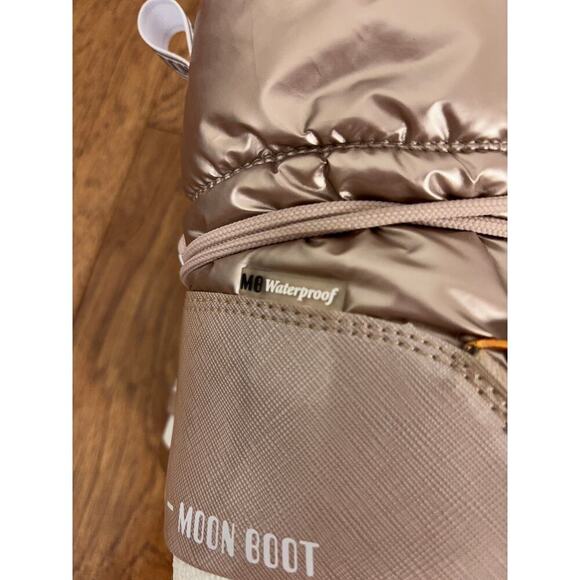 B57 Moon Boot Icon Pillow Low Snow Boots US 7/8 Maximalist Après Ski Futuristic - Picture 11 of 13